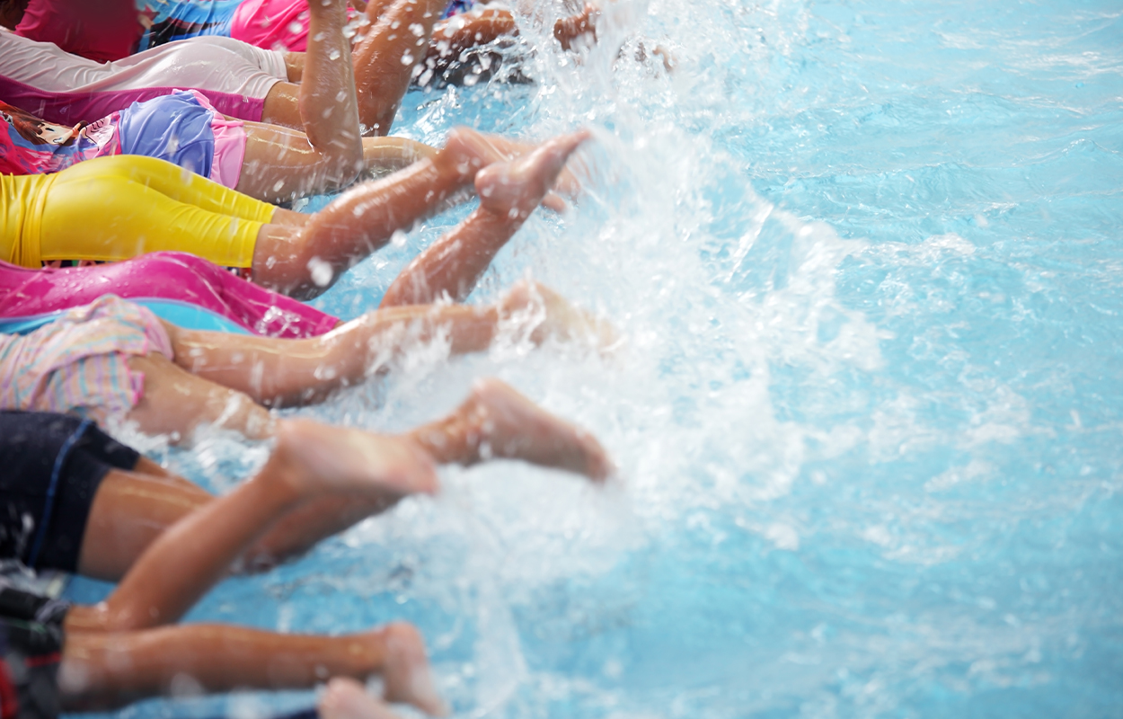 Aqua Boern Ved Bassinkant Begynder