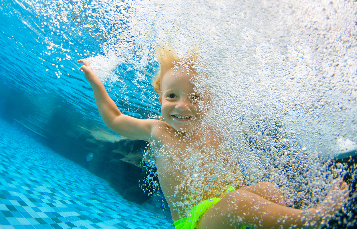 Aqua Boernesvoemning Plask Og Leg Dreng Neonshorts Hoppet Under Vand