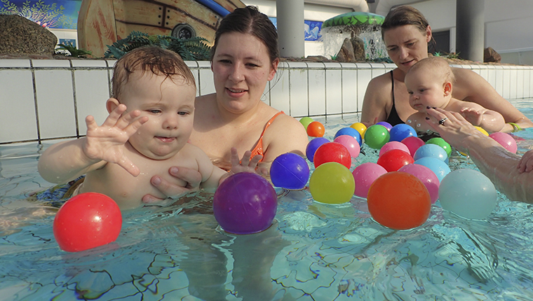 AMO Babysvømning Moedre Boern Bolde