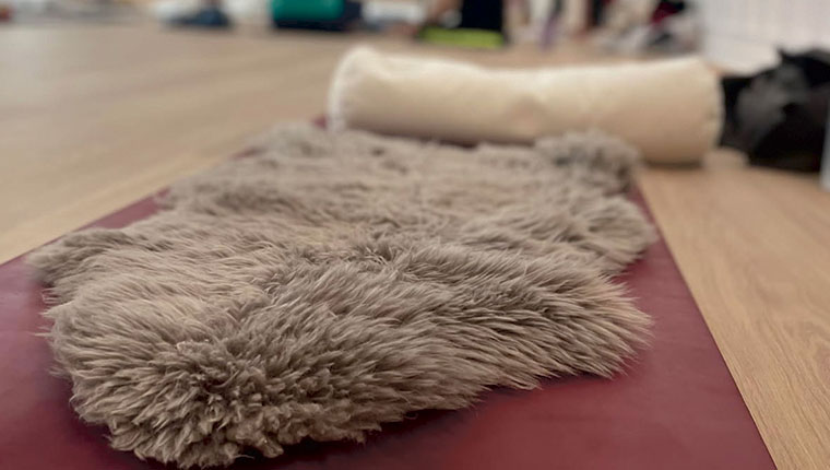Lammeskindstæppe på yogamåtte