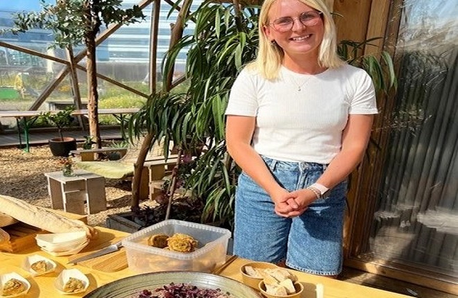 Foto af underviser Cecilie + mad