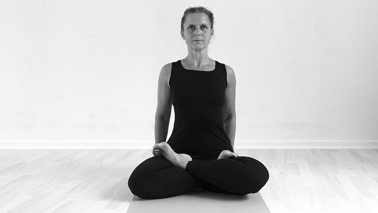 Ananda Yoga -Hanne viser yogastilling