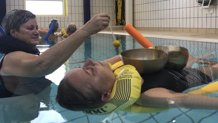Dyrk klang yoga i vand ved Aftenskolen Magnum Opus i Fredericia