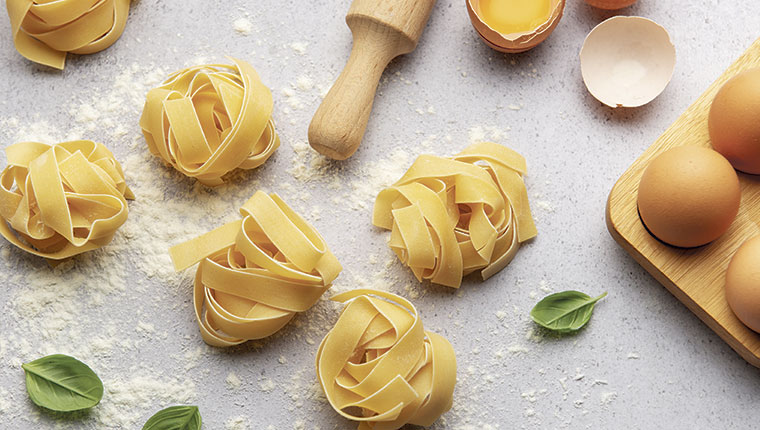 Pasta, basilikum, kagerulle, æg og mel