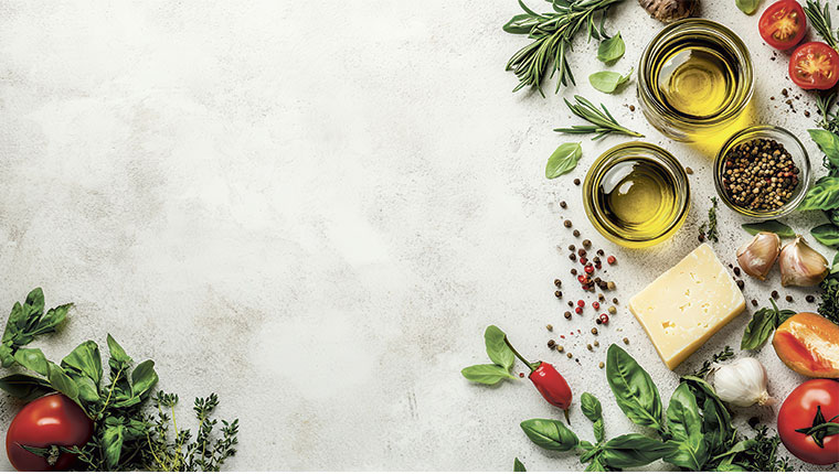 Antipasti retter med bla. ost og pølser på et fad og et glas vin