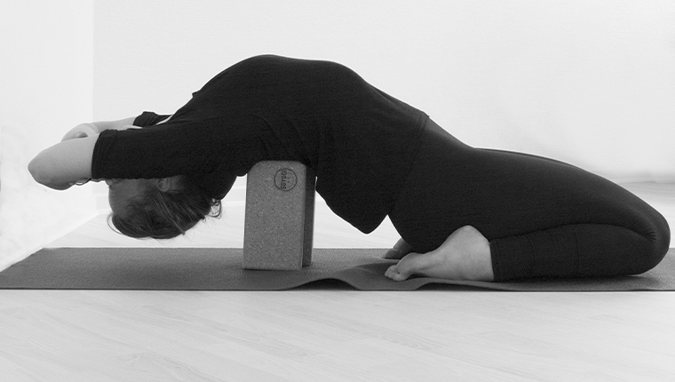 Ananda Yoga - Hanne viser bagudbøjet yogastilling