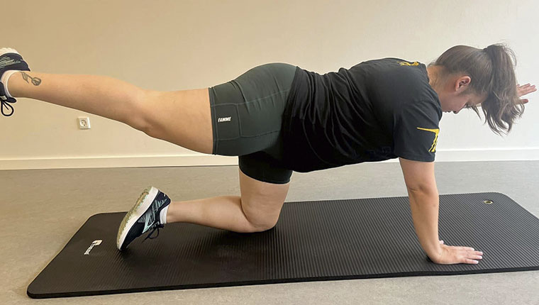 Gravid kvinde på træningsmåtte