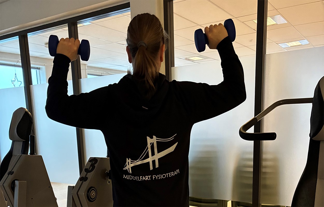 Ryggen m. Middelfartfysio logo på Tina